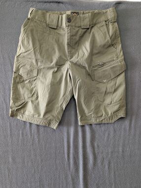 VAV Wear Green Cargo Shorts - Mens Size L